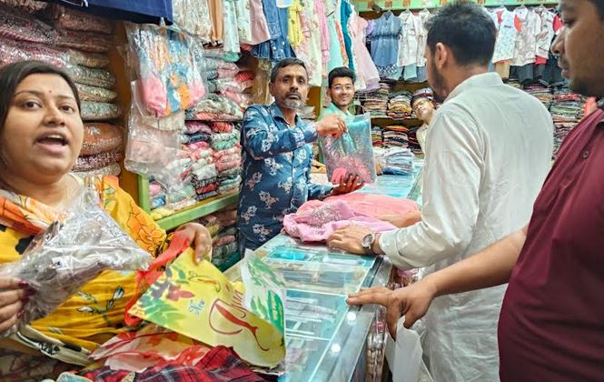 ঈদ কেনাকাটায় জমজমাট খুলনার বাজার