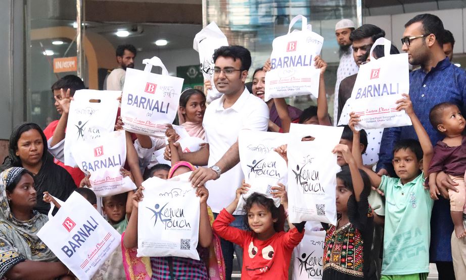 পথশিশুদের নিজেদের পছন্দ অনুযায়ী ঈদের পোশাক কিনে দিলেন ছাত্রদল নেতা