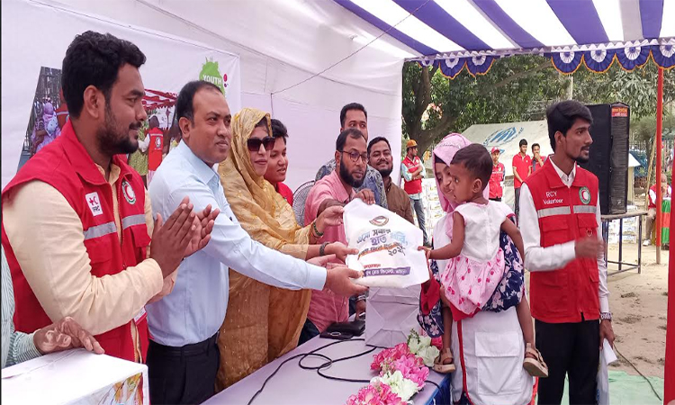 বগুড়ায় ৪৪০ জন মানুষের মাঝে ঈদ উপহার দিল যুব রেড ক্রিসেন্ট