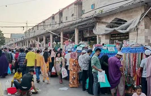 নিউ মার্কেটে ঈদের ভিড়: প্রতিটি কেনাকাটার পেছনে একটি গল্প