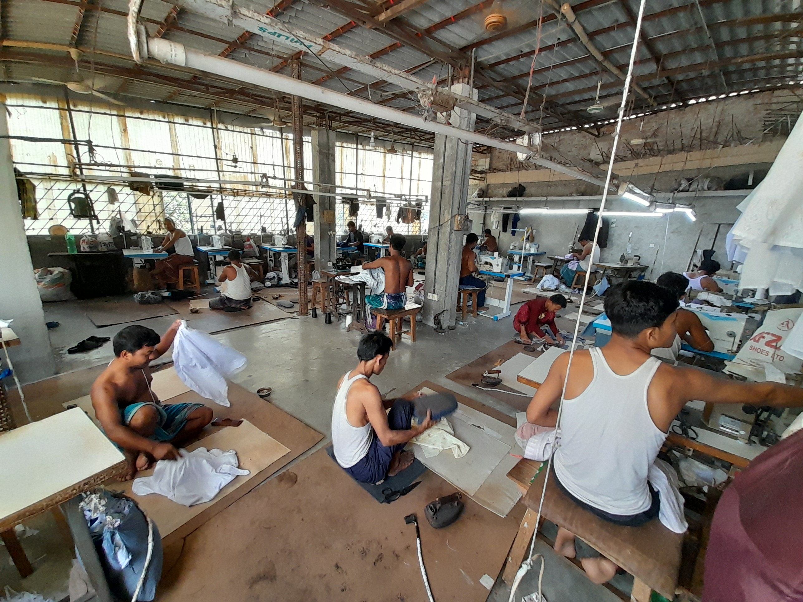 ঈদ উপলক্ষে ব্যস্ততা বেড়েছে লালমনিরহাটের দর্জিদের