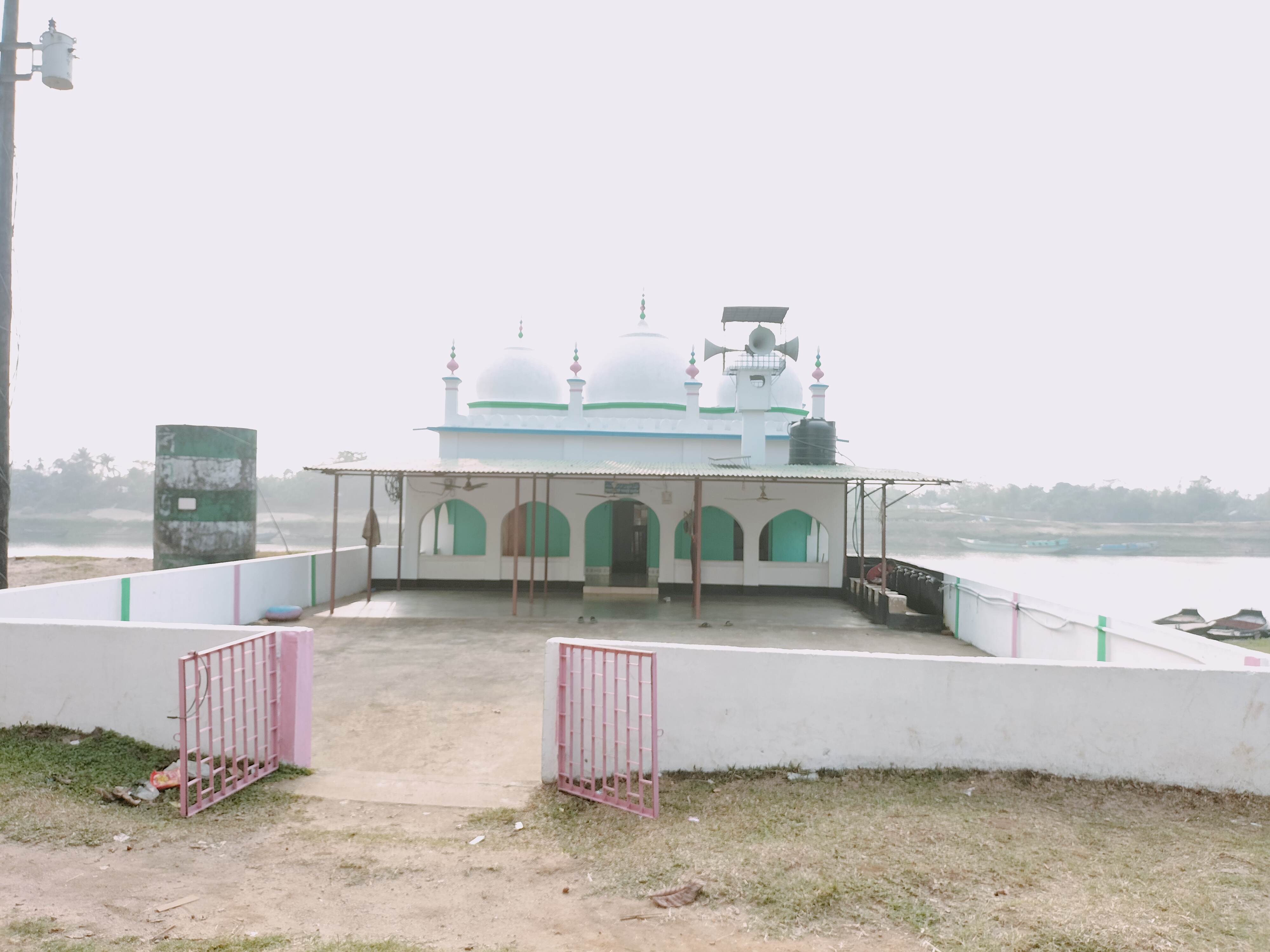 কালের সাক্ষী সুনামগঞ্জের হুরার কান্দা জামে মসজিদ, সংরক্ষণের দাবি এলাকাবাসীর