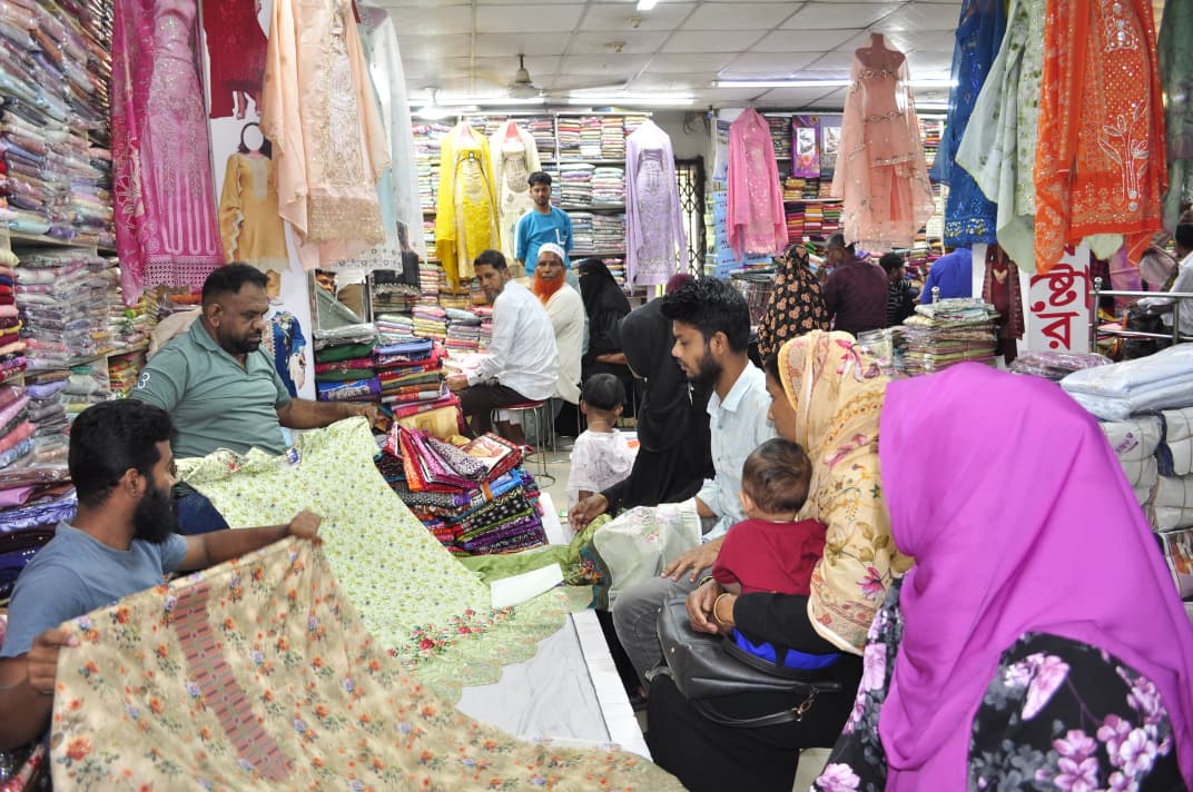 বরিশালে শেষ সময়ে জমে উঠেছে ঈদের কেনাকাটা 