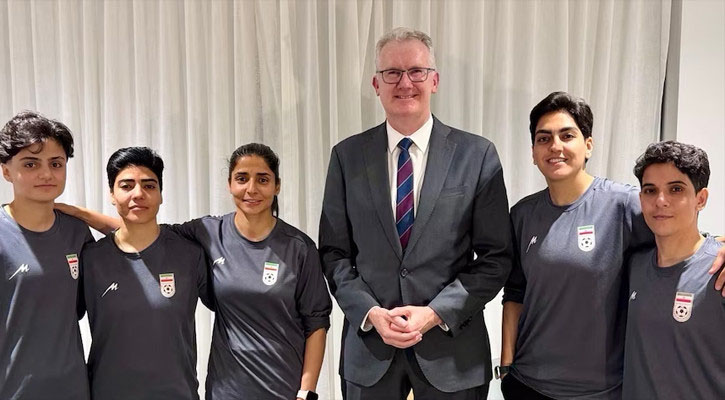 দেশে ফিরে যাবার সিদ্ধান্ত নিলেন ইরানের আরও তিন নারী ফুটবলার