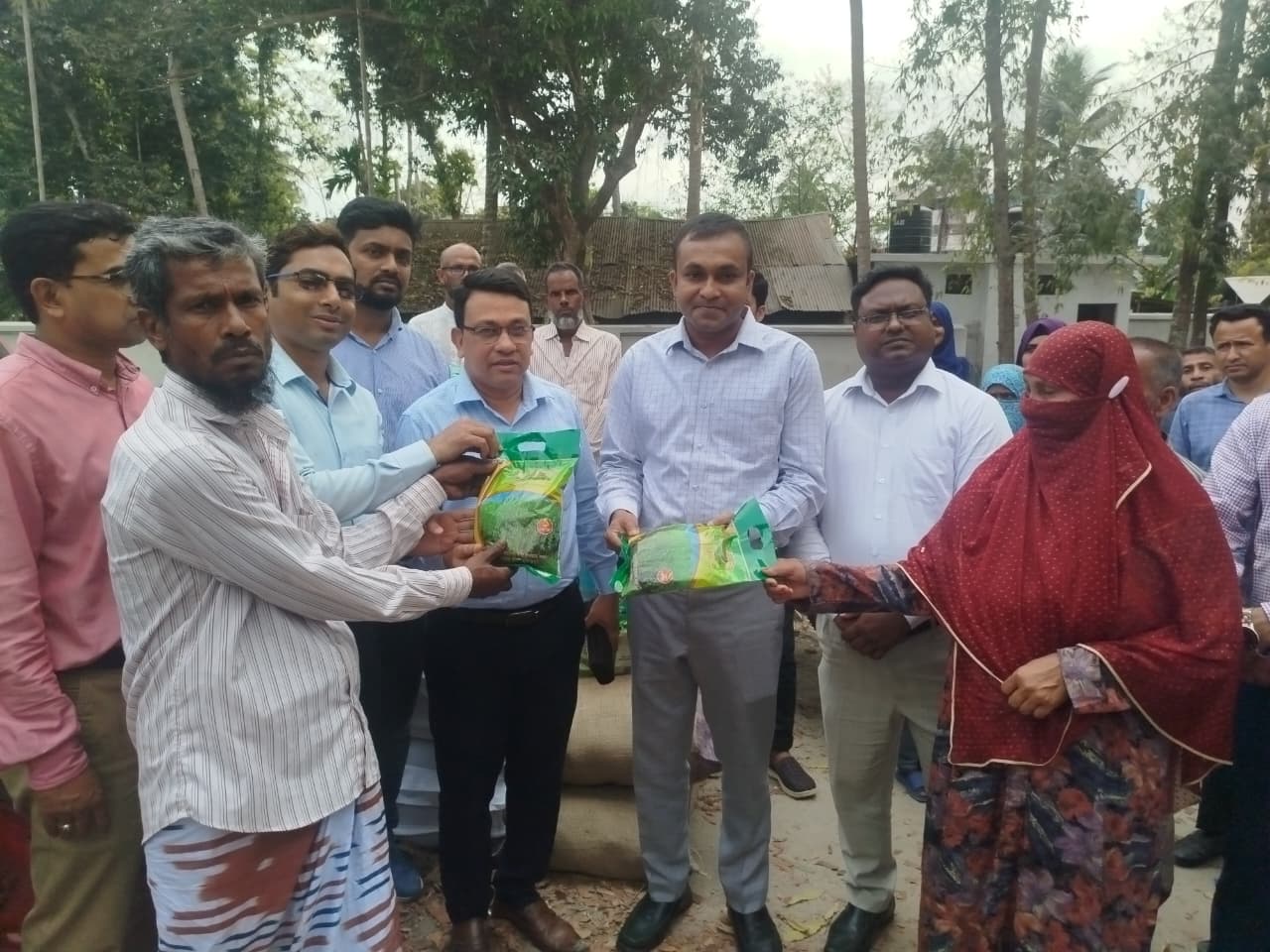 নড়াইলে বিনামূল্যে সার ও বীজ বিতরণ