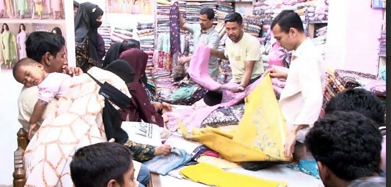 হবিগঞ্জে ঈদের বাজারে বেচা-কেনার ধুম, নজর কাড়ছে বাহারি পোশাক