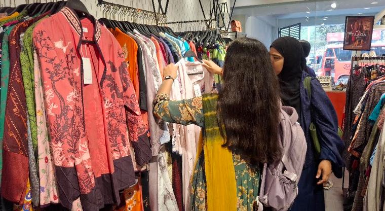 রাজশাহীতে ঈদের কেনাকাটায় ব্র্যান্ডের শোরুমে ছুটছেন বিত্তবানরা