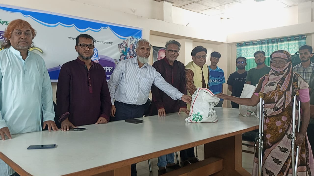 রাঙ্গামাটিতে দুস্থ ও অসহায় পরিবারের মধ্যে ঈদ উপহার বিতরণ