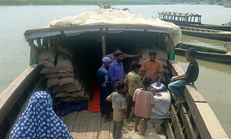 বরকলে অসহায় পরিবারের মাঝে ভিজিএফ এর চাল বিতরণ