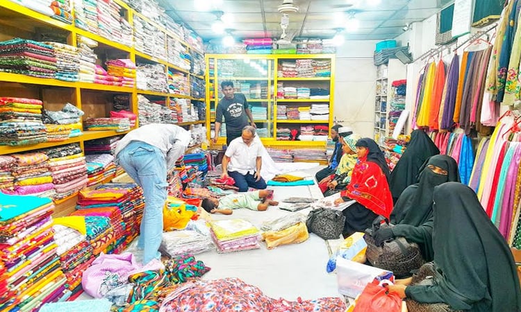 ঈদকে ঘিরে লালমনিরহাটে জমজমাট কেনাকাটা