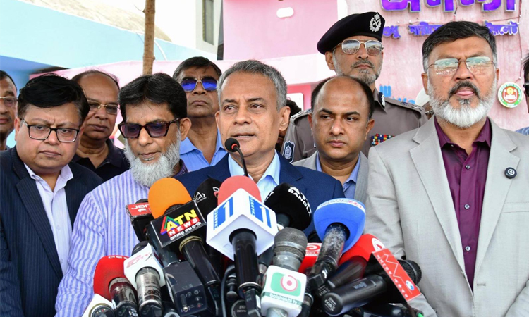 মহাখালী বাস টার্মিনালে নিরাপত্তা ব্যবস্থা পরিদর্শন করলেন সেতুমন্ত্রী