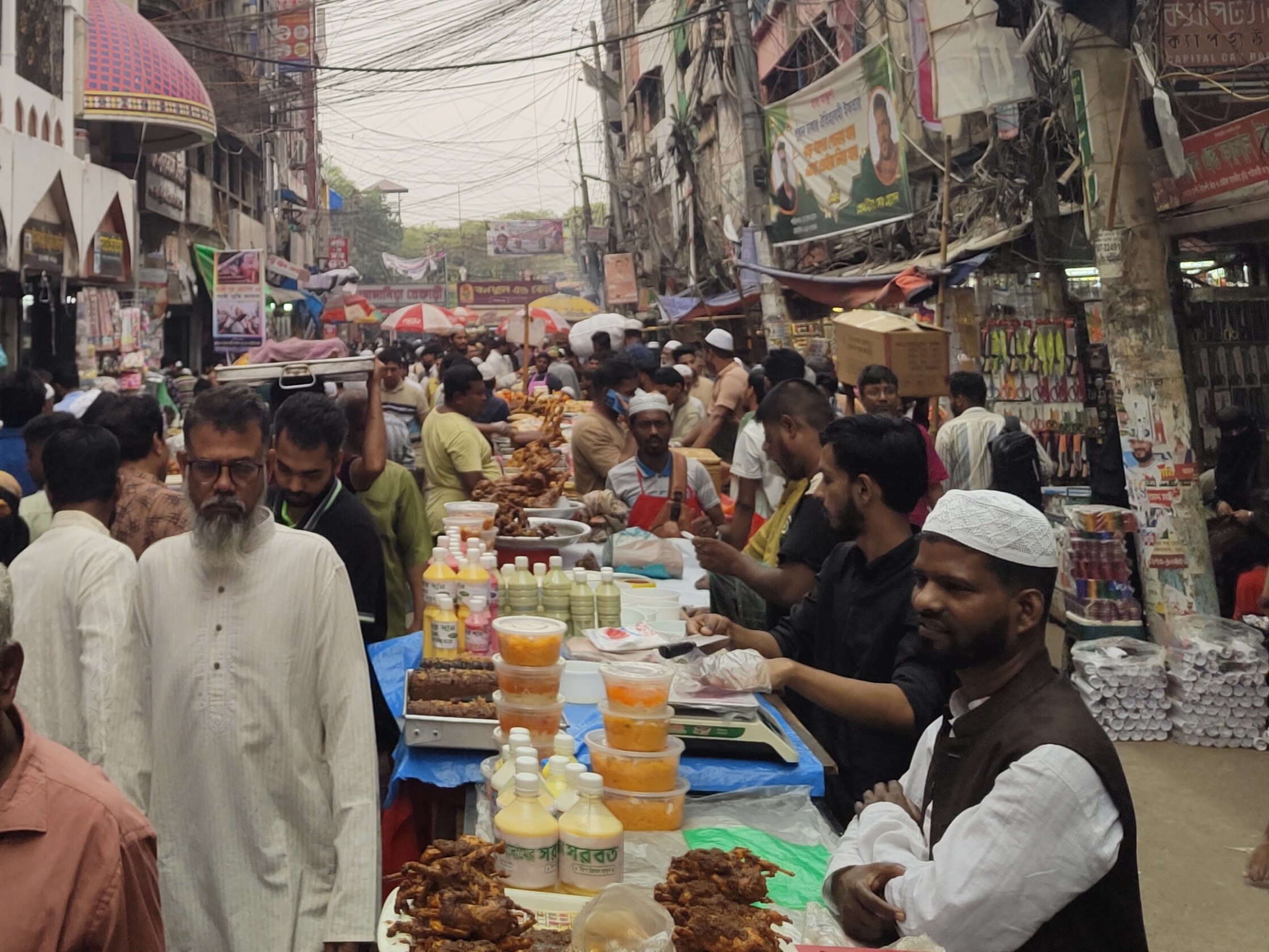 রমজানের শেষ সময়েও জমজমাট ইফতার বাজার