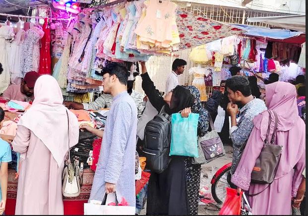ঈদ ঘিরে রাজশাহীর ফুটপাতের দোকানগুলোতে উপচে পড়া ভিড় 