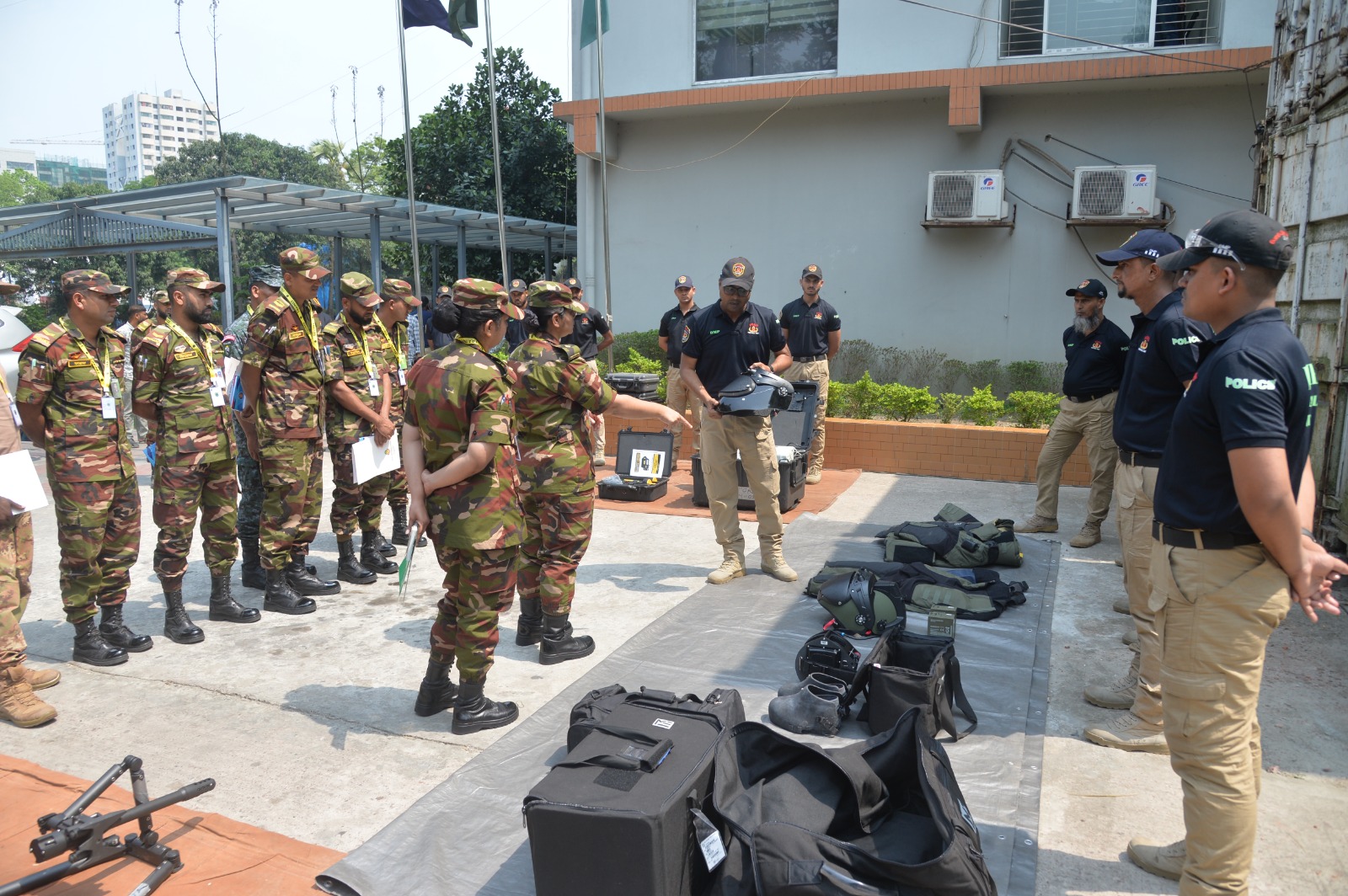 ডিএমপির বোম্ব ডিসপোজাল ইউনিট পরিদর্শন করেছে সেনাবাহিনীর প্রশিক্ষণ দল