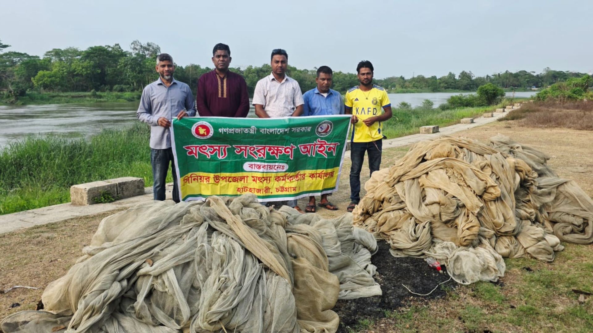 চট্টগ্রামের হালদা নদীতে ১১টি অবৈধ চরঘেরা জাল জব্দ