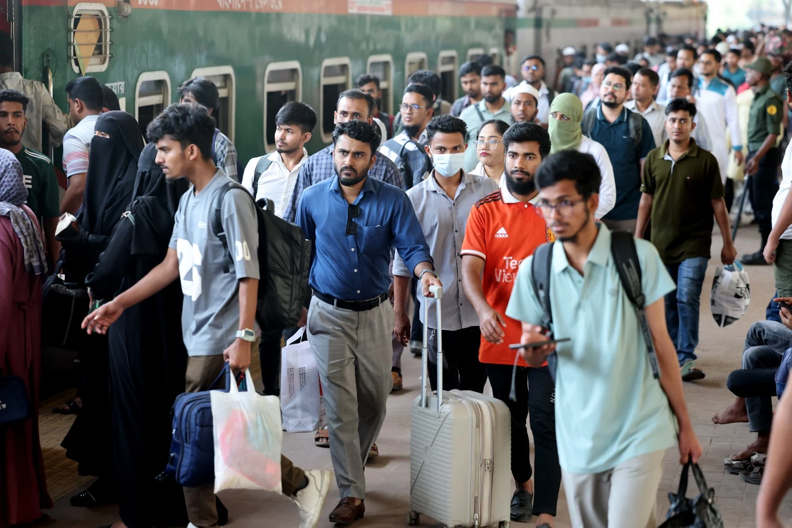 দেশে সপ্তাহব্যাপী ঈদের ছুটি শুরু