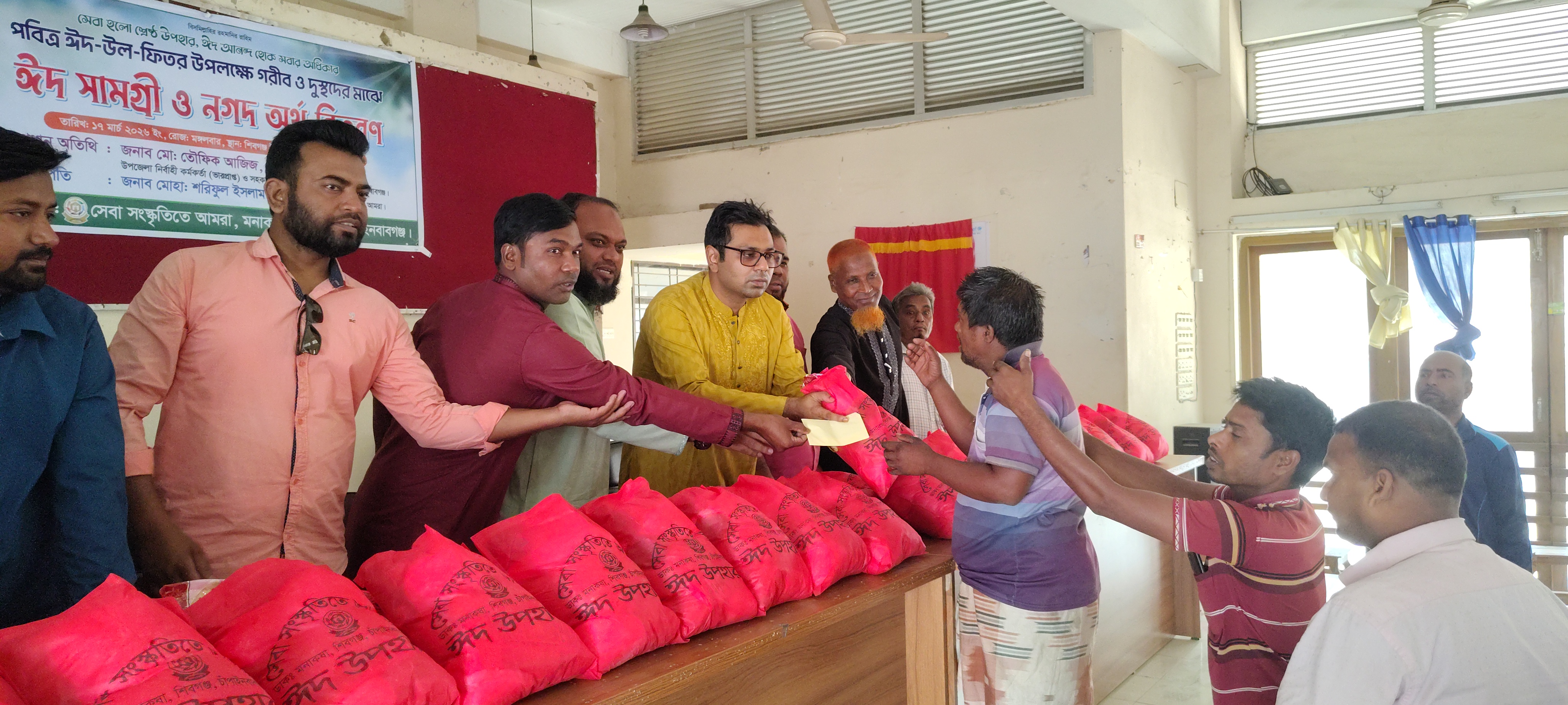 চাঁপাইনবাবগঞ্জে গরিব ও দুঃস্থদের মাঝে নগদ অর্থ বিতরণ