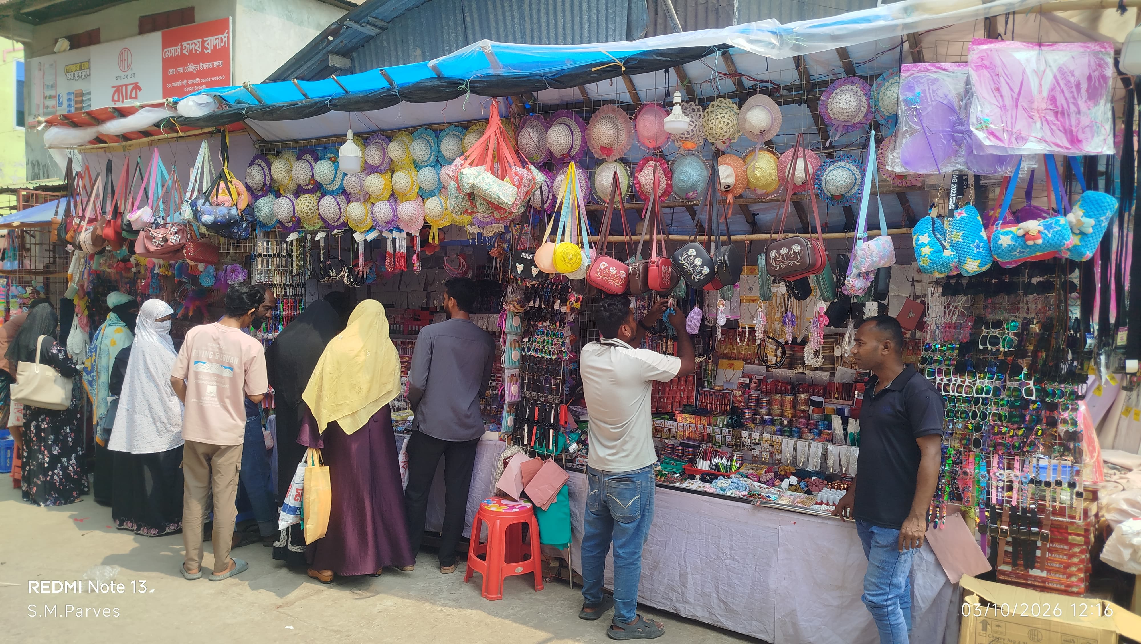 শেষ মুহূর্তে ঝালকাঠির ঈদ বাজারে ক্রেতাদের উপচে পড়া ভিড়