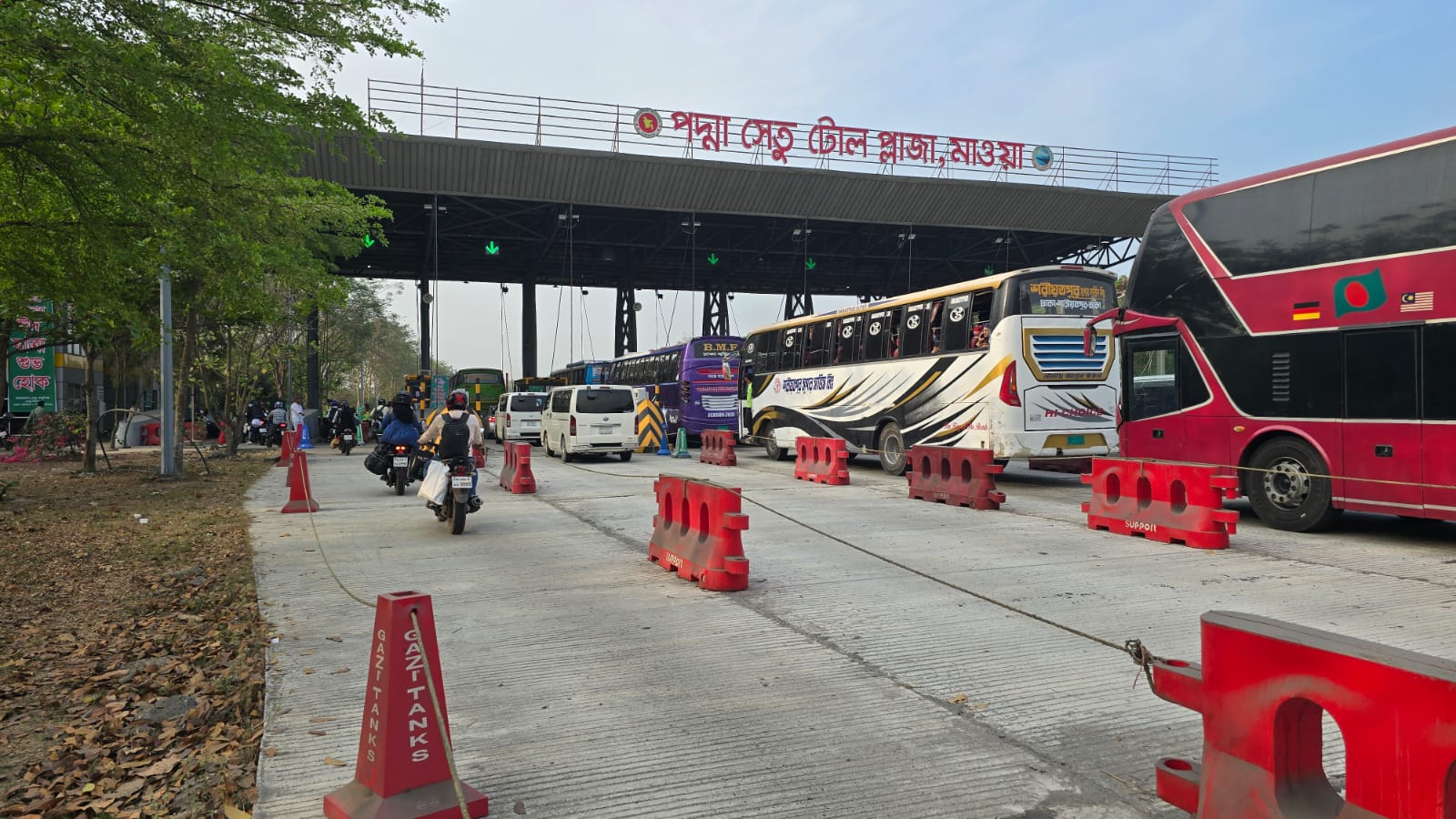 পদ্মা সেতু দিয়ে স্বস্তিতে দক্ষিণাঞ্চলের যাত্রীরা ঘরে ফিরছেন
