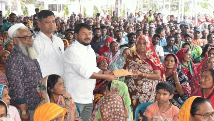 প্রধানমন্ত্রীর ঈদ উপহার পেলেন রাসিকের পরিচ্ছন্নকর্মীরা