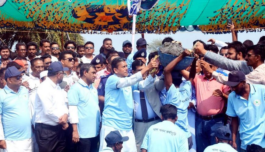 খুলনায় খাল খনন উদ্বোধন করলেন জাতীয় সংসদের হুইপ বকুল 