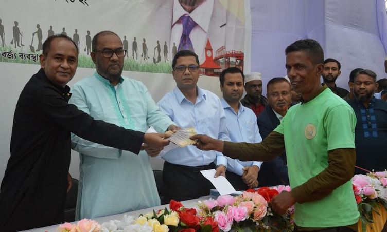প্রধানমন্ত্রীর ঈদ অনুদান পেলেন সিসিকের ৮২৭ পরিচ্ছন্নতাকর্মী