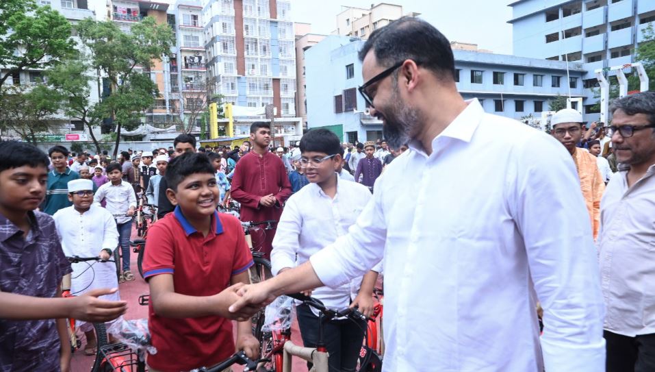 নামাজে উৎসাহিত করতে ৩১৭ শিশুকে সাইকেল উপহার ক্রীড়া প্রতিমন্ত্রীর
