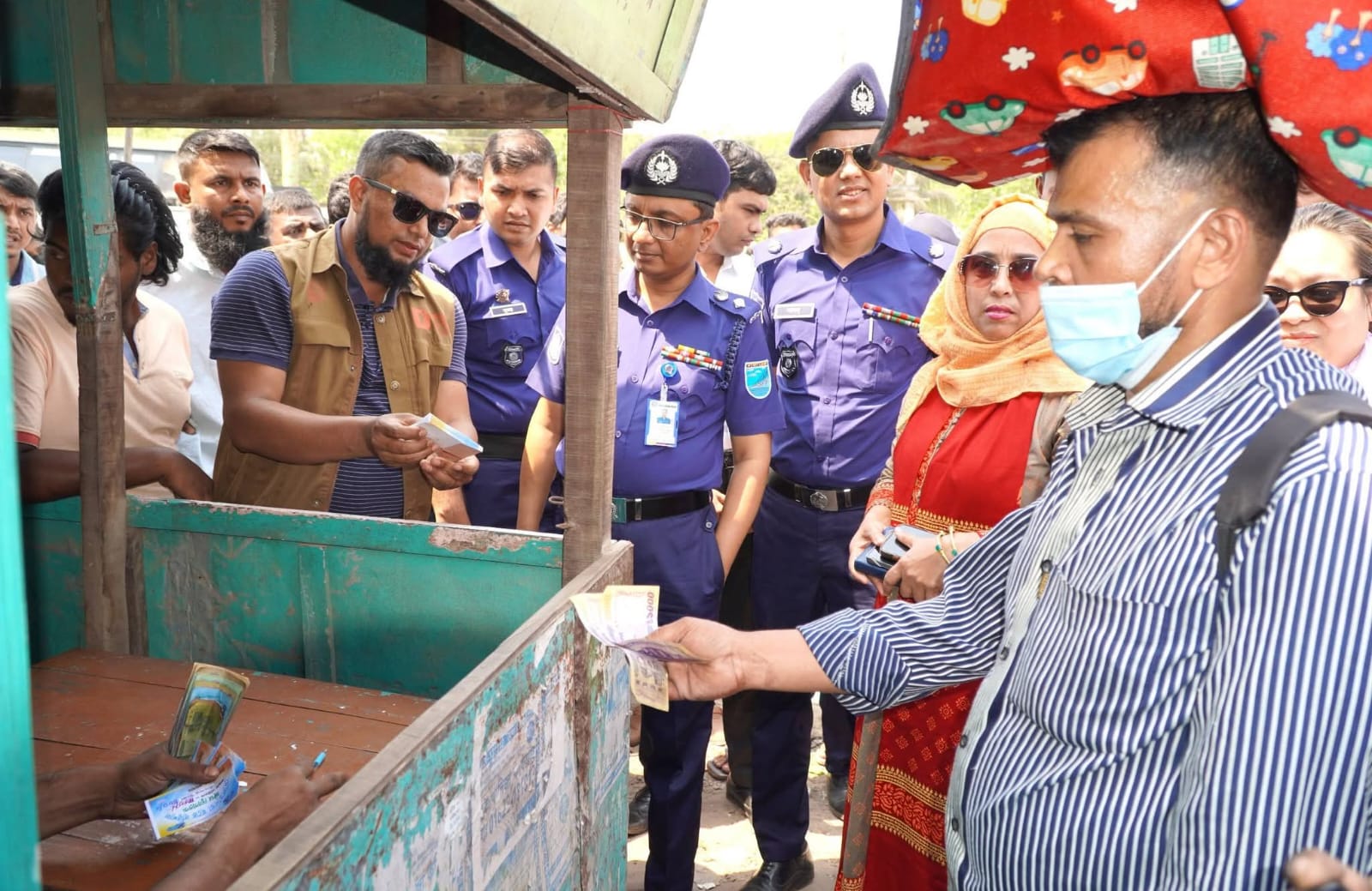 পাটুরিয়া-দৌলতদিয়ায় যাত্রী সাধারণের যাত্রা নিরাপদে পুলিশের প্রস্তুতি