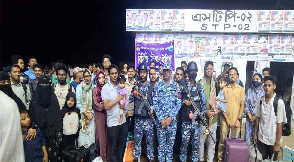 ঝড়ে আটকা লঞ্চ;উদ্ধার শতাধিক যাত্রী