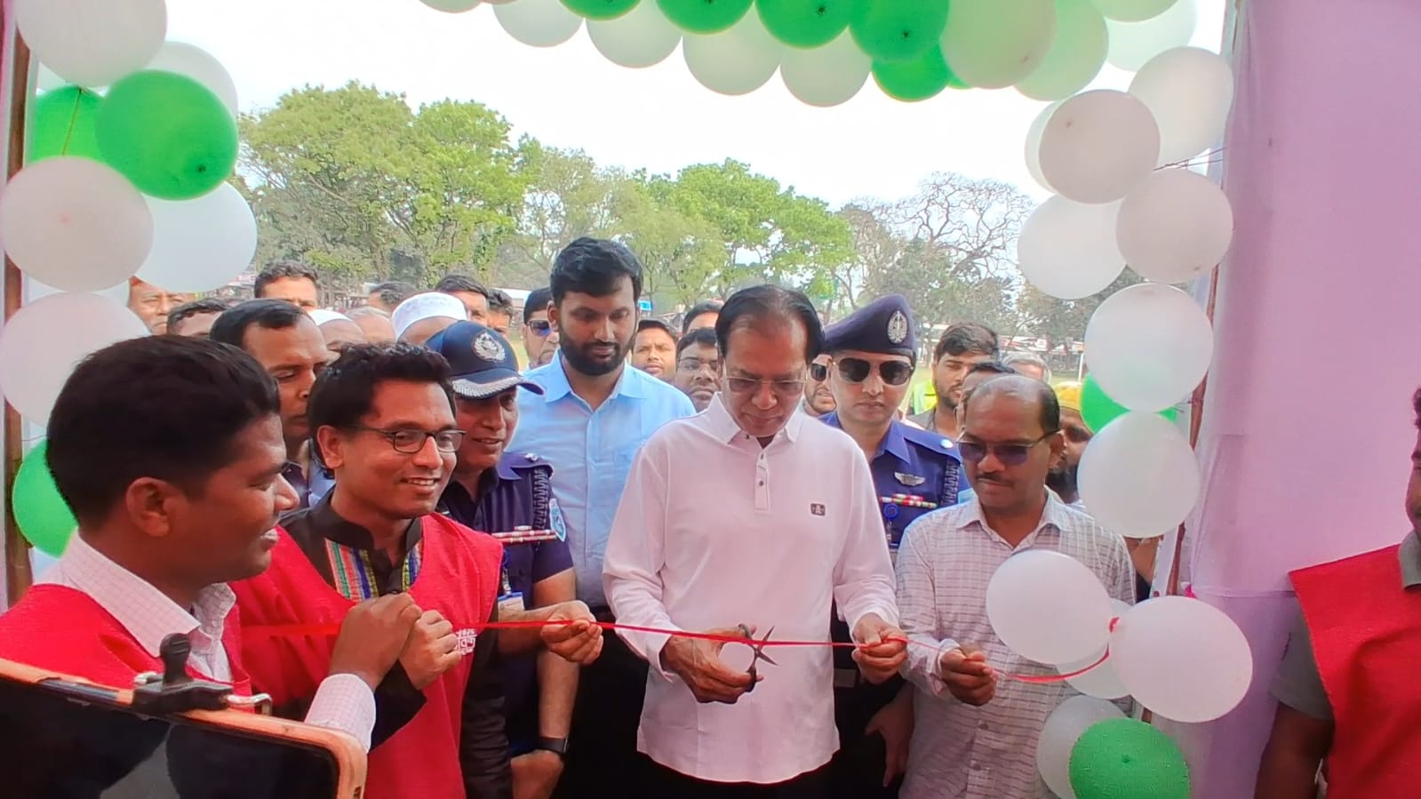 লালমনিরহাটে এক টাকায় ঈদ সামগ্রী 