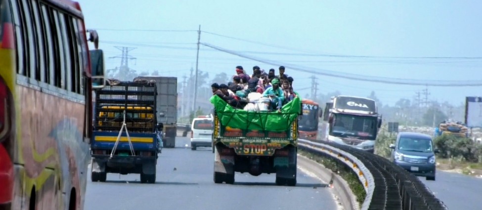 সিরাজগঞ্জের মহাসড়কে যানবাহনের চাপ 