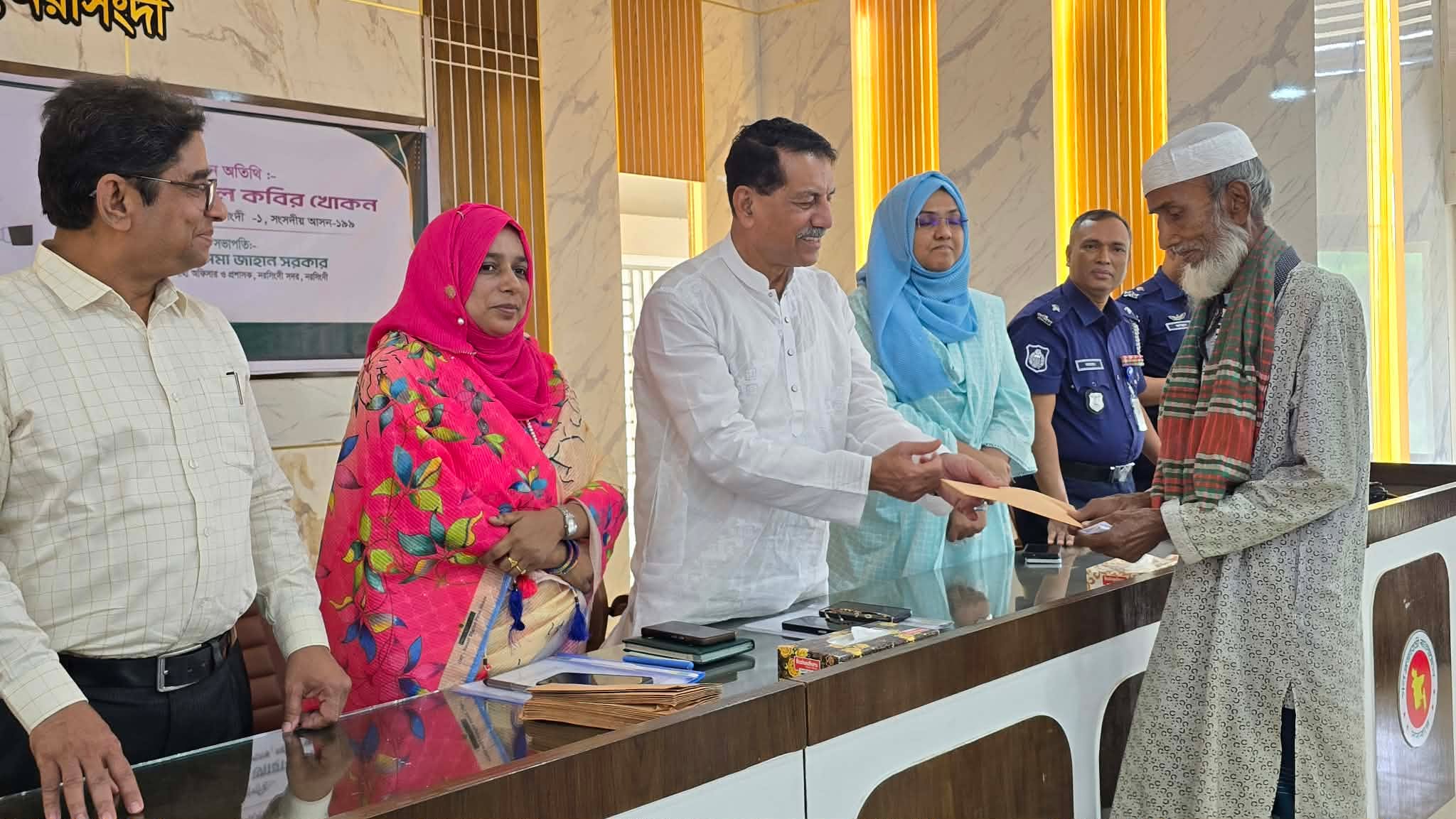 নরসিংদীতে প্রধানমন্ত্রীর ত্রাণ তহবিলের অর্থ বিতরণ