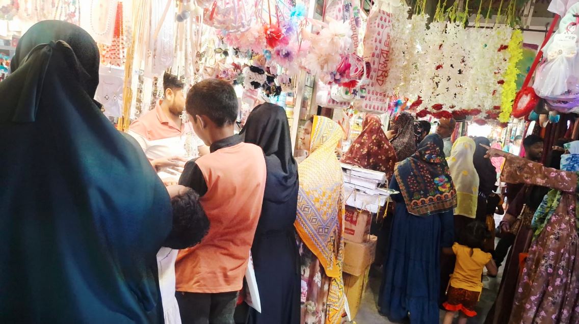 শেষ মুহূর্তের কেনাকাটায় ব্যস্ত রাজশাহীবাসী