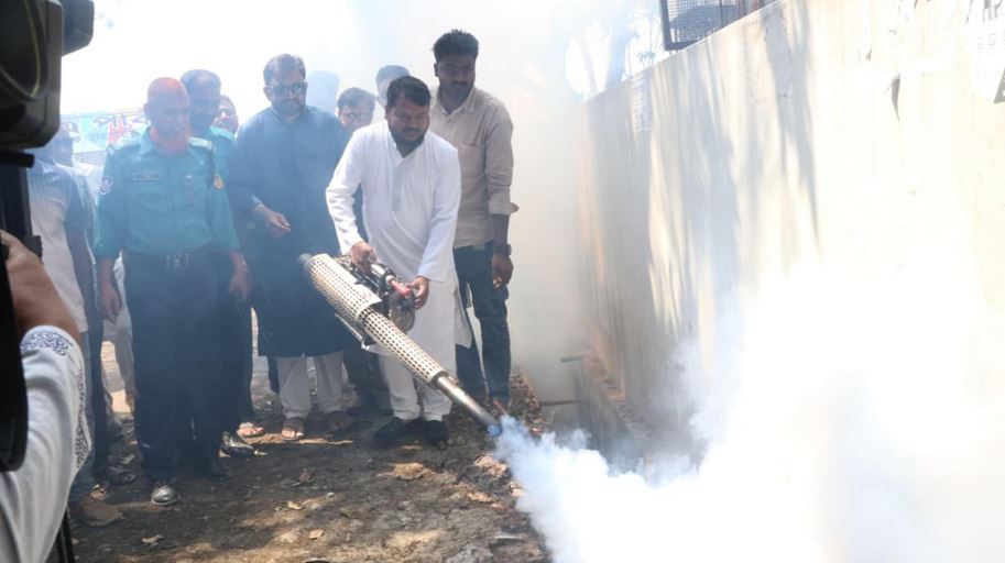 মশা নিয়ন্ত্রণে ফগার মেশিনে স্প্রে কার্যক্রম উদ্বোধন করলেন রাসিক প্রশাসক