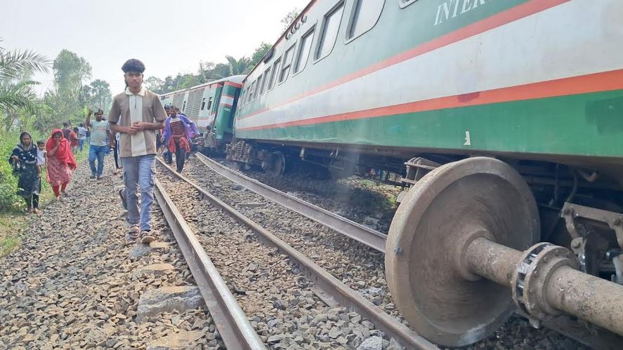 সান্তাহারে ট্রেনের ৯টি বগি লাইনচ্যুত, আহত অর্ধশতাধিক