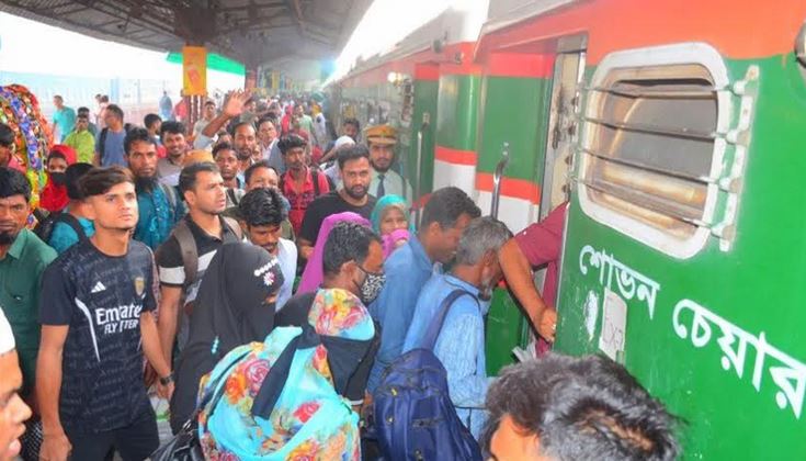 চট্টগ্রামের রেলস্টেশন ও প্রবেশপথে ঘরমুখো মানুষের ঢল