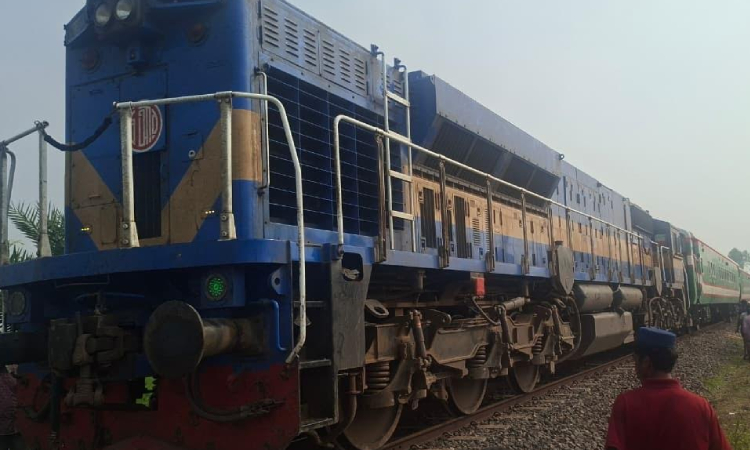 সান্তাহারে ট্রেনের ৯ বগি লাইনচ্যুত, ঢাকার সঙ্গে উত্তরবঙ্গের রেলযোগাযোগ বন্ধ 