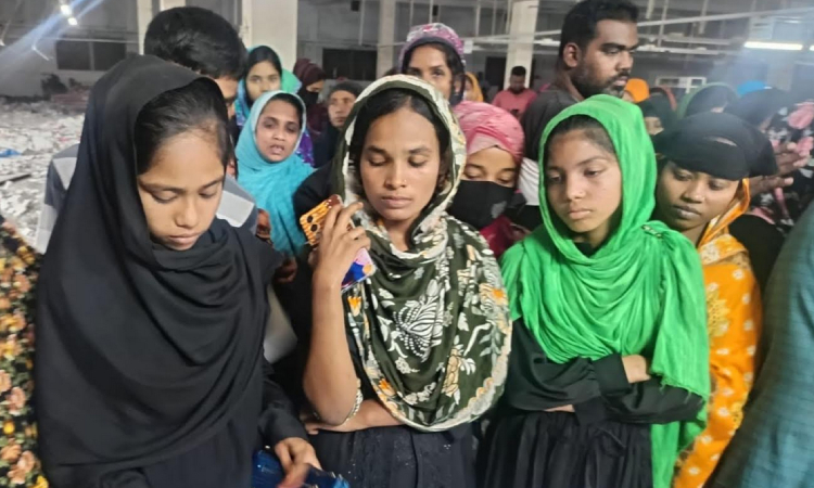 চট্টগ্রামে ডিসির হস্তক্ষেপে পোশাক শ্রমিকদের বকেয়া পরিশোধ