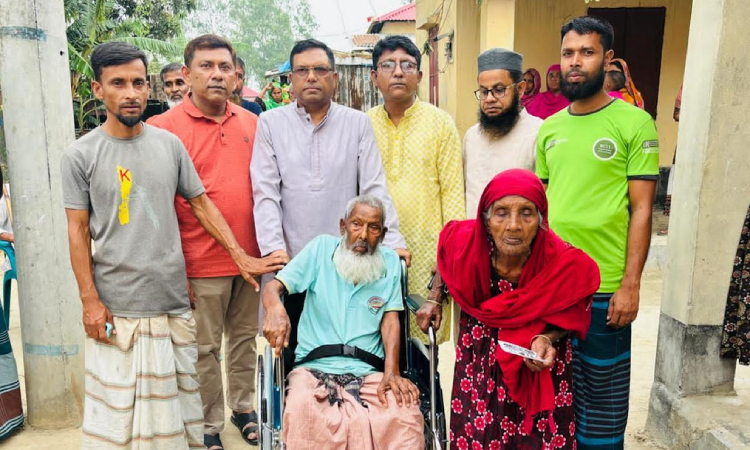 বগুড়ায় প্রতিবন্ধীদের হুইলচেয়ার ও নগদ অর্থ প্রদান
