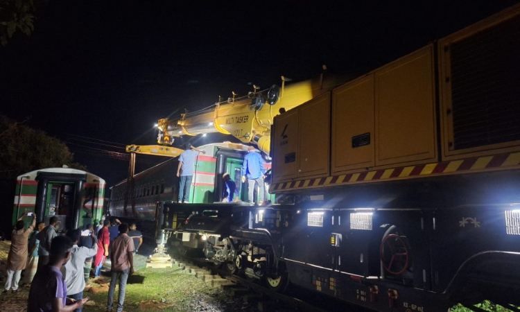 নীলসাগর এক্সপ্রেসের লাইনচ্যুত ৯ বগি উদ্ধারে আনা হয়েছে দুটি রিলিফ ট্রেন