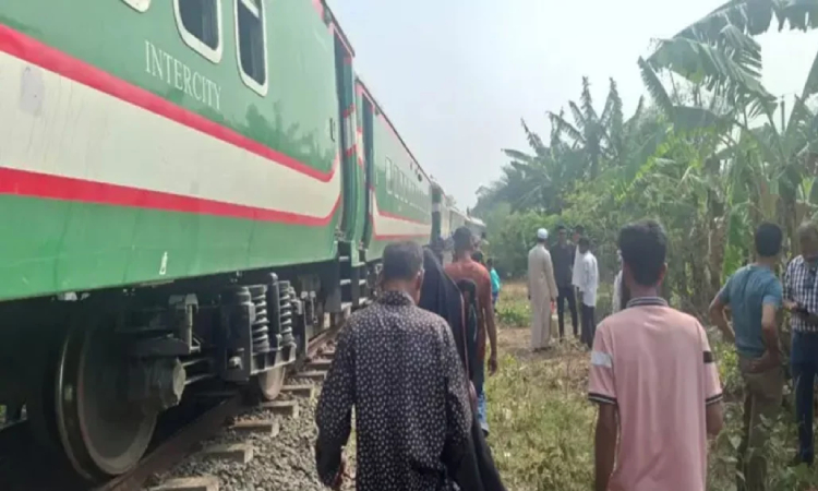 নীলসাগর এক্সপ্রেস লাইনচ্যুত : যাত্রীদের জন্য আপাতত ‘বিকল্প ট্রেন’