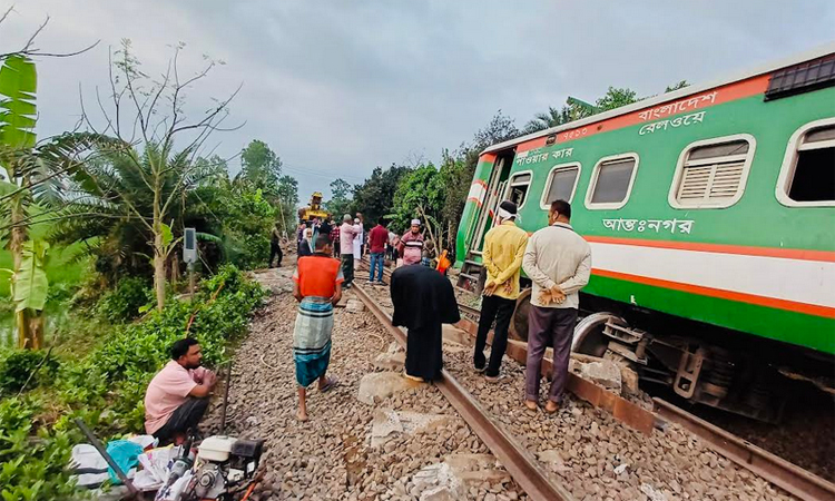 সান্তাহারে লাইনচ্যুত বগিগুলো উদ্ধারে সময় লাগবে 
