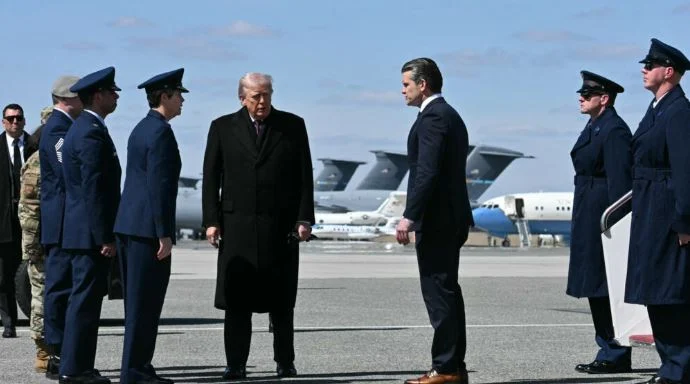 ইরান যুদ্ধের বিমান দুর্ঘটনায় নিহত মার্কিন বিমান কর্মীদের লাশ গ্রহণে ট্রাম্প