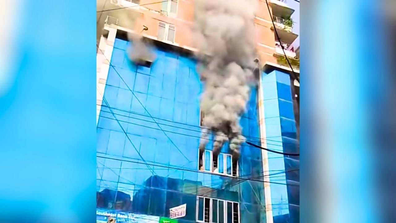 চট্টগ্রামের টেরিবাজারে বহুতল মার্কেটে আগুন লেগে ২ জনের প্রাণহানি