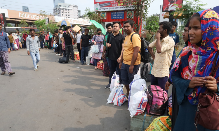 নাড়ির টানে ঘরে ফিরছে মানুষ, ফাঁকা হচ্ছে রাজধানী