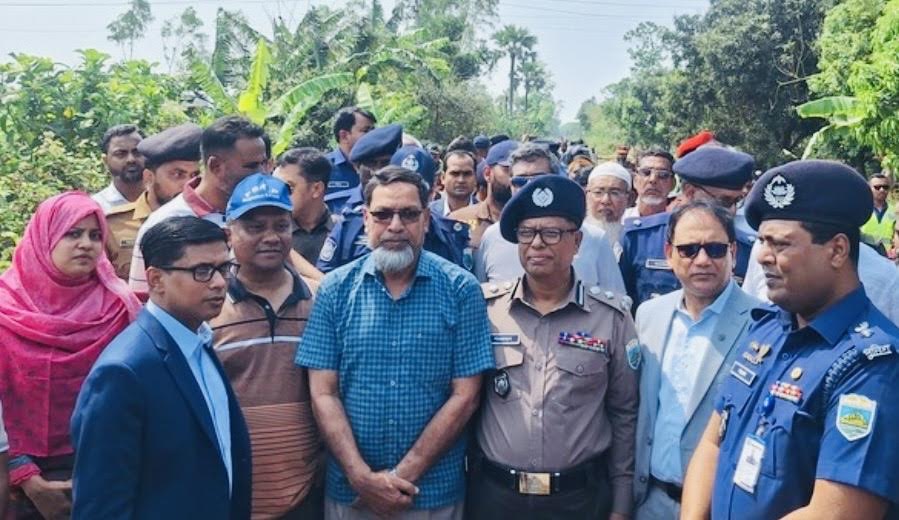 রাজশাহী বিভাগীয় কমিশনারের সান্তাহারে ট্রেন দুর্ঘটনাস্থল পরিদর্শন  