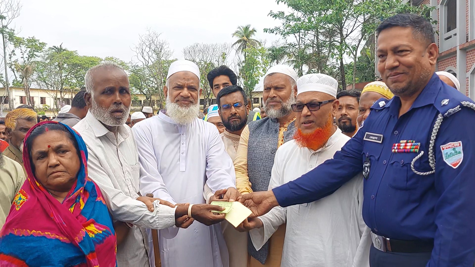 কালীগঞ্জে অসহায় মানুষের মাঝে প্রধানমন্ত্রীর ঈদ উপহার বিতরণ