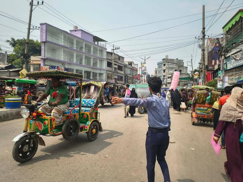 নাটোরে ট্রাফিকিং কার্যক্রমে স্কাউটস ও রোভার সদস্যরা