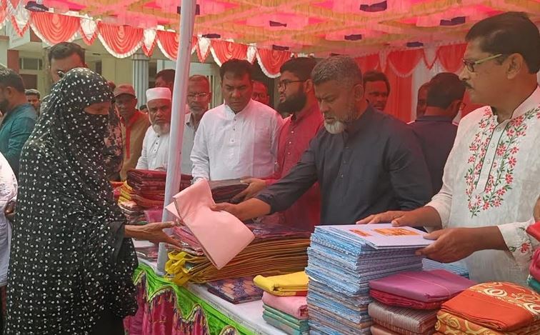 নওগাঁয় দেড় হাজার মানুষের মাঝে প্রধানমন্ত্রীর ঈদ উপহার বিতরণ