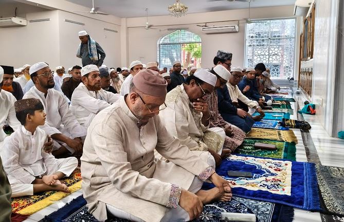 রাজবাড়ীতে সংস্কৃতি প্রতিমন্ত্রী ও প্রধানমন্ত্রীর উপদেষ্টার ঈদের নামাজ আদায়